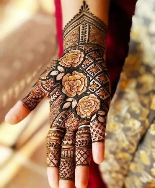 Khafif mehndi design back hand short