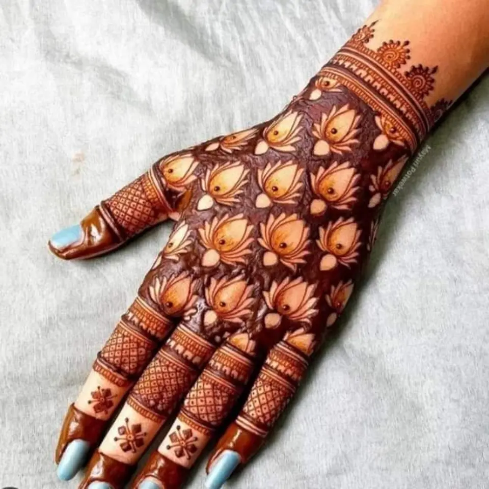 Simple Mehndi Flower