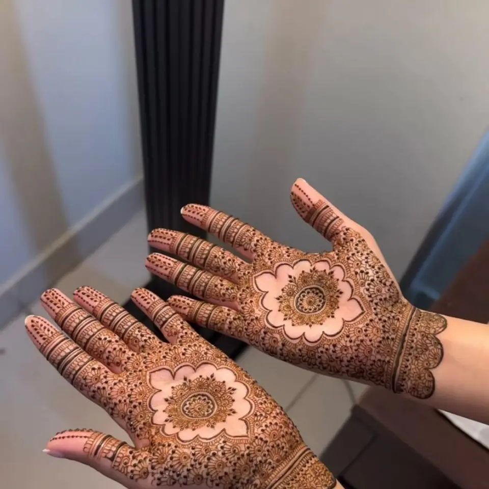 simple back hand mehndi design