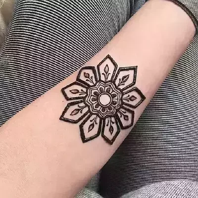 20+ Minimalistic Henna Mehndi Designs