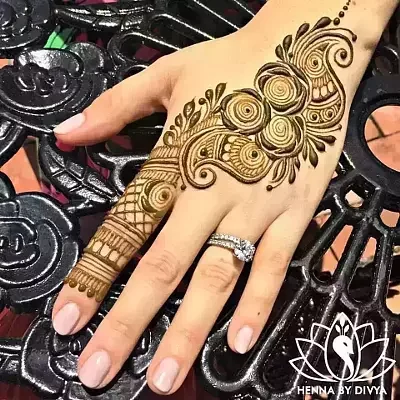 stylish instagram mehndi design