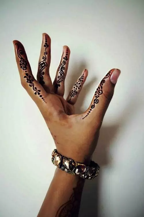 Instagram khafif mehndi design