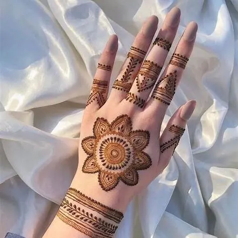 simple instagram stylish royal front hand mehndi design