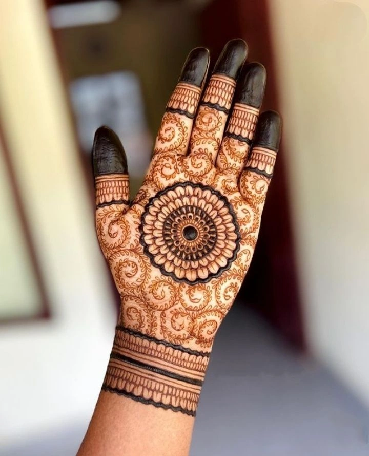 Rakhi Symbol-Inspired Mehndi Art